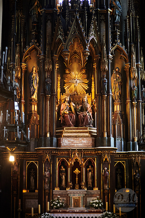 Bazylika Dominikańska w Krakowie, z widokiem na ołtarz. Zdjęcie wykonane na ślubie.